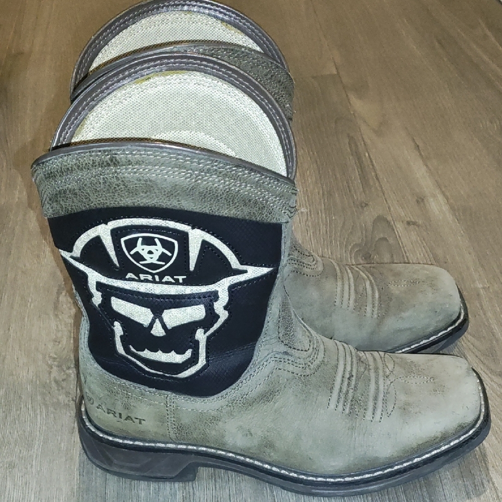 Ariat Gray and Black Cowboy Boots with Western Flair